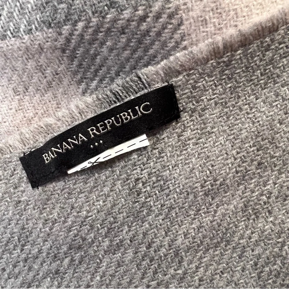 Banana Republic light pink and gray plaid reversible shawl poncho wrap - Picture 4 of 4